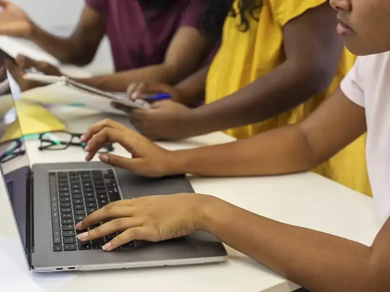 Leia mais sobre o artigo Educação Digital no Ensino Médio: O Novo Desafio da Escola Pública
