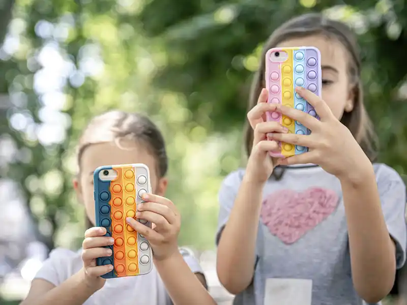 Da rua ao celular: como as brincadeiras das crianças mudaram ao longo do tempo